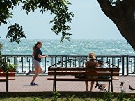 ГородЖители на центральной набережной города Феодосия ГородЖители на центральной набережной города Феодосия