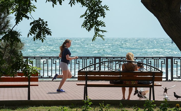 ГородЖители на центральной набережной города Феодосия