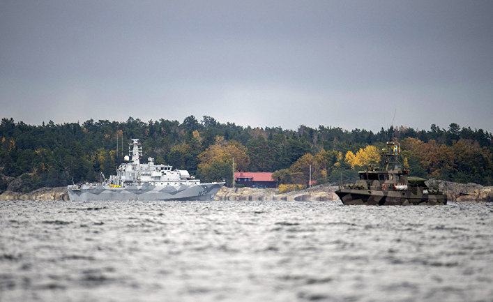 Минно-тральный корабль HMS Kullen и корабль береговой охраны ведут поиски подводной лодки у побережья Швеции