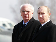 Премьер-министр РФ Владимир Путин на церемонии прощания с президентом Польши, погибшим в авиакатастрофе Владимир Путин и Ежи Бар