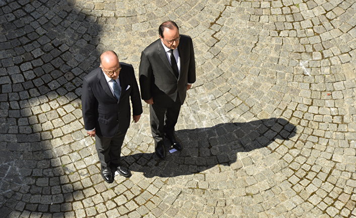 Президент Франции Франсуа Олланд и министр внутренних дел Франции Бернард Казнёв принимают участие в минуте молчания по жертвам теракта в Ницце