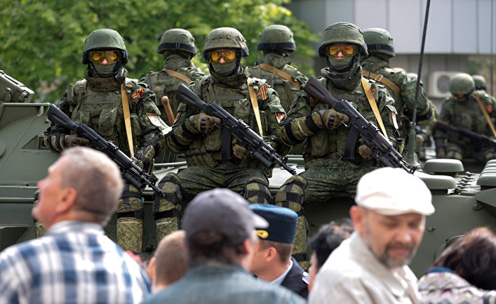 Пророссийские солдаты из Донецкой Народной Республики во время парада Победы в Донецке