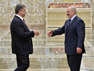 Президент Украины Петр Порошенко и президент Белоруссии Александр Лукашенко во время встречи во Дворце независимости в Минске Президент Украины Петр Порошенко и президент Белоруссии Александр Лукашенко во время встречи во Дворце независимости в Минске
