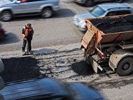 Рабочий во время ремонта дорожного покрытия на улице Кирова в Омске Рабочий во время ремонта дорожного покрытия на улице Кирова в Омске