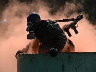 Военнослужащие вооруженных сил России во время прохождения этапа "Тропа разведчика" на конкурсе "Отличники войсковой разведки" в рамках Международных армейских игр в Новосибирске