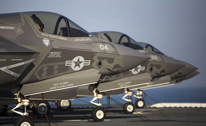 Истребители F-35B Lighting II на борту авианосца USS Wasp