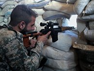 Боец сирийской армии на передовой позиции на юге Алеппо Боец сирийской армии на передовой позиции на юге Алеппо