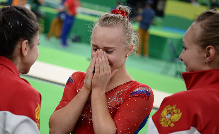 Ангелина Мельникова (Россия) после завершения командного многоборья среди женщин на соревнованиях по спортивной гимнастике на XXXI летних Олимпийских играх