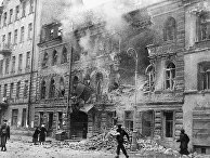 Одна из улиц Ленинграда после обстрела немецкой артиллерией Одна из улиц Ленинграда после обстрела немецкой артиллерией