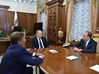 Президент России Владимир Путин во время встречи в Кремле с назначенным руководителем администрации президента Антоном Вайно, и назначенным специальным представителем президента РФ по вопросам природоохранной деятельности, экологии и транспорта Сергеем Ивановым