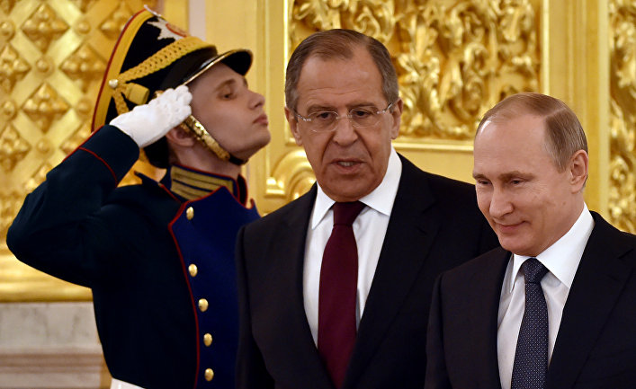 Владимир Путин и Сергей Лавров перед церемонией вручения верительных грамот послов иностранных государств