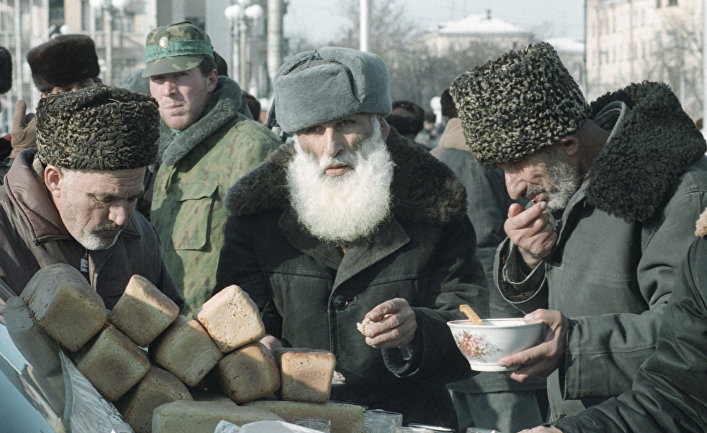 Мирные жители Чечни получают хлеб и другие продукты питания