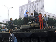 Москвичи собрались у здания Верховного Совета РСФСР