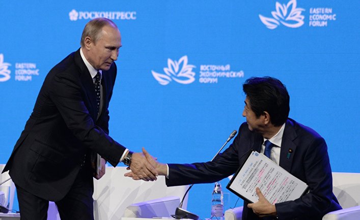 Владимир Путин и Синдзо Абэ на пленарном заседании «Открывая Дальний Восток» в рамках Восточного экономического форума