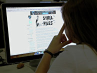 Пользватель читает Сайт политических разоблачений WikiLeaks Пользватель читает Сайт политических разоблачений WikiLeaks