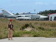 Российский самолет Су-24 на взлетно-посадочной полосе на авиабазе "Хмеймим" в Сирии