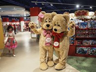 Сотрудники в детском магазине Hamleys Сотрудники в детском магазине Hamleys