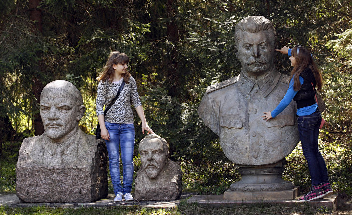 Статуи Владимира Ленина, Феликса Дзержинского и Иосифа Сталина в парке Грутас в Друскининкае