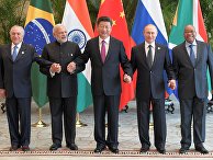 Президент РФ Владимир Путин на совместном фотографировании лидеров БРИКС Президент РФ Владимир Путин на совместном фотографировании лидеров БРИКС
