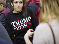 Девушка ожидает выступление кандидата в президенты США Дональда Трампа в Плимуте Девушка ожидает выступление кандидата в президенты США Дональда Трампа в Плимуте