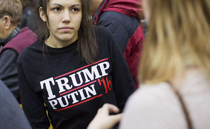 Девушка ожидает выступление кандидата в президенты США Дональда Трампа в Плимуте