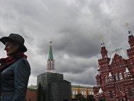 Женщина на Красной площади в Москве Женщина на Красной площади в Москве