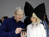 Певица Sia и Тим Кук на презентации нового iPhone 7 в Сан-Франциско Певица Sia и Тим Кук на презентации нового iPhone 7 в Сан-Франциско