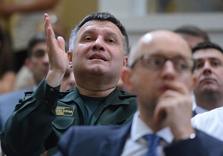 Министр внутренних дел Украины Арсен Аваков на первом съезде новой партии "Народный фронт" в Киеве. Справа - премьер-министр Украины Арсений Яценюк