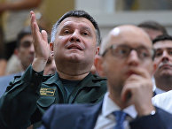 Министр внутренних дел Украины Арсен Аваков на первом съезде новой партии "Народный фронт" в Киеве. Справа - премьер-министр Украины Арсений Яценюк Министр внутренних дел Украины Арсен Аваков на первом съезде новой партии "Народный фронт" в Киеве. Справа - премьер-министр Украины Арсений Яценюк