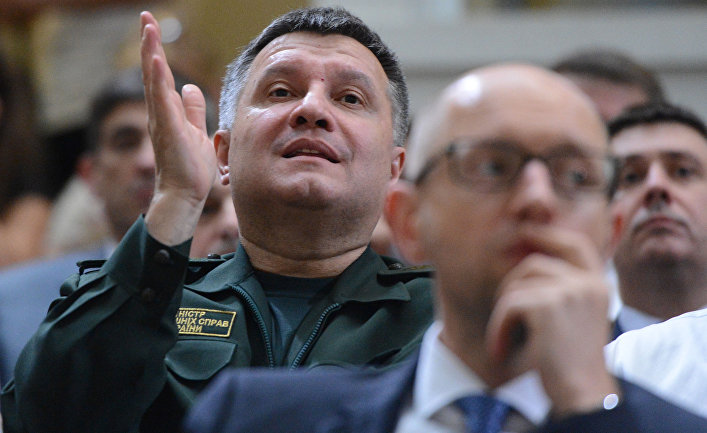 Министр внутренних дел Украины Арсен Аваков на первом съезде новой партии "Народный фронт" в Киеве. Справа - премьер-министр Украины Арсений Яценюк