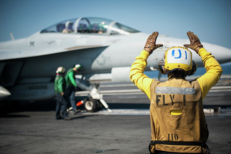 Американский самолет готовится к боевому вылету