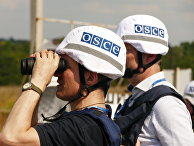 Представители инспекции ОБСЕ осматривают территорию Донецкой фильтровальной станции после обстрела Представители инспекции ОБСЕ осматривают территорию Донецкой фильтровальной станции после обстрела