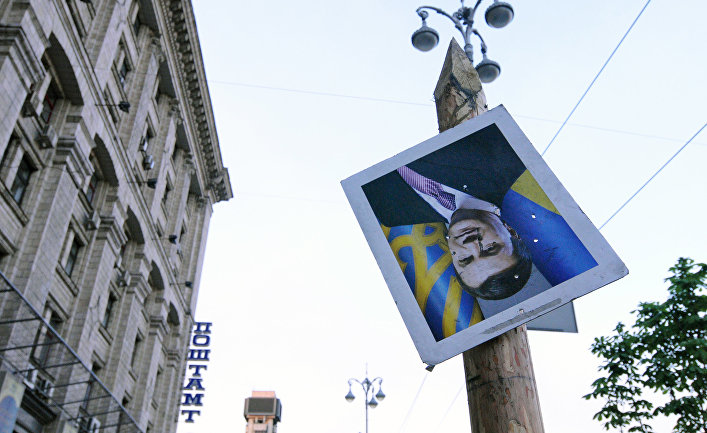 Портрет отстраненного от должности президента Украины Виктора Януковича на площади Независимости в Киеве