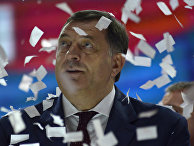 Президент Республики Сербской Милорад Додик во время предвыборного митинга в Баня-Луке в 2014 году Президент Республики Сербской Милорад Додик во время предвыборного митинга в Баня-Луке в 2014 году