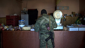 Боец ополчения ЛНР в продуктовом магазине в поселке Новосветловка