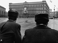 Милиция перед зданием КГБ на Лубянской полощади в Москве Милиция перед зданием КГБ на Лубянской полощади в Москве