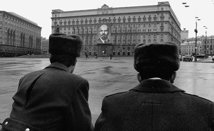 Милиция перед зданием КГБ на Лубянской полощади в Москве