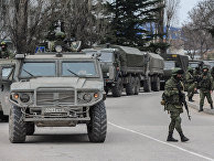 Солдаты в военной форме без знаков различия в Балаклаве Солдаты в военной форме без знаков различия в Балаклаве