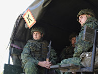 Военнослужащие ожидают отвода техники в районе пропускного пункта «Станица Луганская» в Донбассе Военнослужащие ожидают отвода техники в районе пропускного пункта «Станица Луганская» в Донбассе
