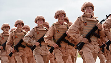 Российские солдаты во время репетиции парада победы на российской военной базе Хмеймим