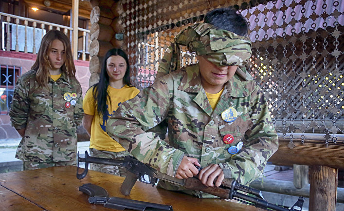 Дети проходят военную подготовку в украинском добровольческом батальоне «Азовец» в Малаховке