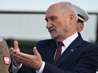 Министр обороны Польши Антони Мачеревич осматривает экспозицию военной техники, представленной в рамках саммита НАТО в Варшаве Министр обороны Польши Антони Мачеревич осматривает экспозицию военной техники, представленной в рамках саммита НАТО в Варшаве