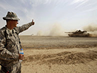 Солдат армии США дает знак экипажу танка М1А1 Abrams во время учений в Ираке Солдат армии США дает знак экипажу танка М1А1 Abrams во время учений в Ираке