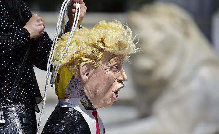Кукла кандидата в президенты Дональда Трампа в ходе акции протеста в Мехико