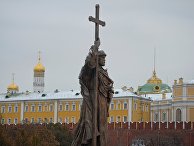 Памятник святому равноапостольному князю Владимиру на Боровицкой площади в Москве Памятник святому равноапостольному князю Владимиру на Боровицкой площади в Москве