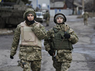 Женщины из украинской армии в селе Дебальцево Женщины из украинской армии в селе Дебальцево