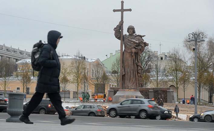 Памятник святому равноапостольному князю Владимиру на Боровицкой площади в Москве