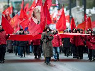 Участники шествия в Омске, посвященного 99-й годовщине Великой Октябрьской революции Участники шествия в Омске, посвященного 99-й годовщине Великой Октябрьской революции