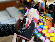 Матрешка с изображением кандидата в президенты США Дональда Трампа в сувенирном магазине в Москве Матрешка с изображением кандидата в президенты США Дональда Трампа в сувенирном магазине в Москве