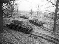 Танки Т-34 выходят на боевой рубеж. 3-й Белорусский фронт Танки Т-34 выходят на боевой рубеж. 3-й Белорусский фронт